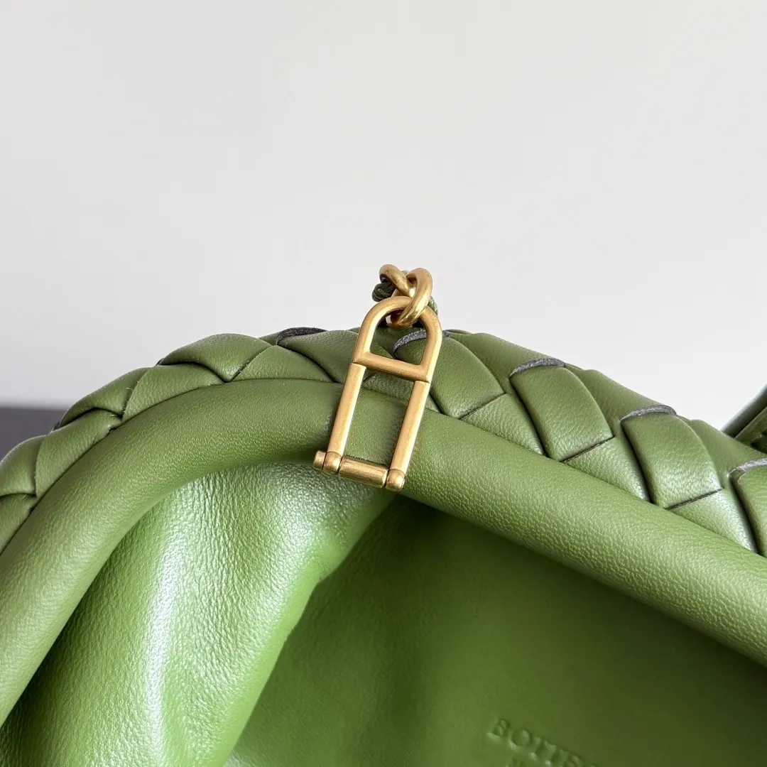 Batch 1880 BOTTEGA VENETA LAUREN 1980 small clutch bag is new! The small size that many people squat on is finally here. The self-adjustable zipper is a highlight of this bag. After being removed, it can be used as a handbag for important occasions. One bag unlocks two carrying methods at the same time. It is practical and has a unique sense of structure and beautiful lines. It is more elegant than a small cloud. It is a tribute to the classics and the pursuit of modernity. Style number: 804038 Size: 27*15*8cm